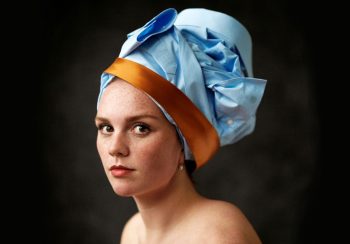 Vrouw met blauw overhemd op hoofd Ceesnco